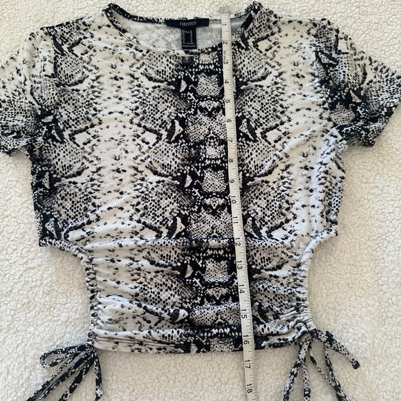 Forever 21 Women's Black and Cream Crop-top size small - Picture 8 of 12